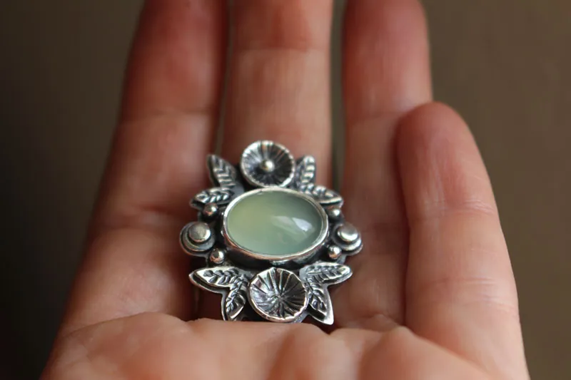 Fragancia después de la lluvia, anillo floral en plata y calcedonia