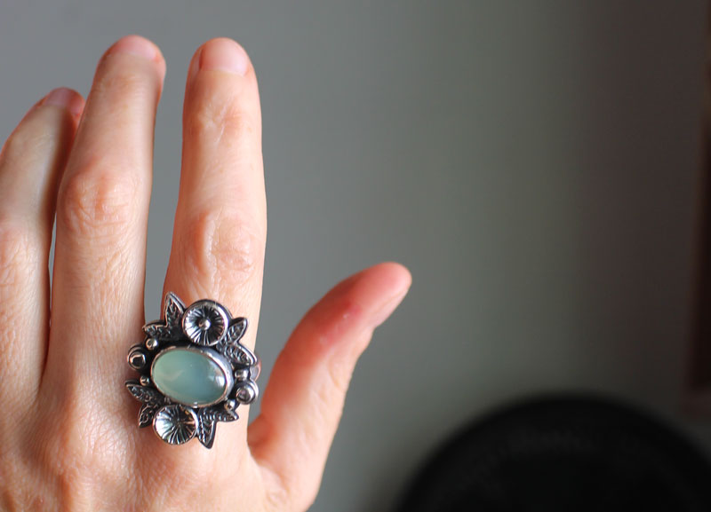 Fragancia después de la lluvia, anillo floral en plata y calcedonia