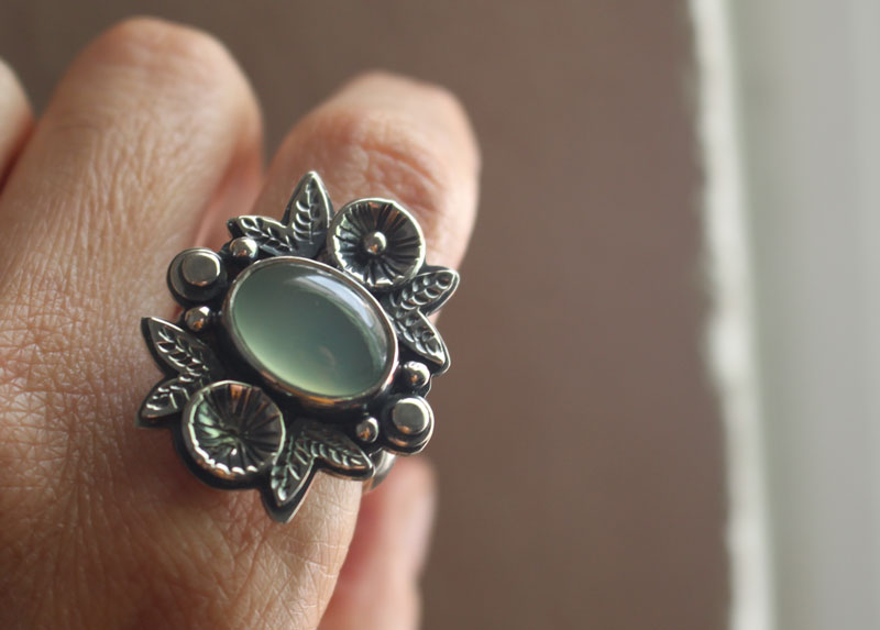 Fragancia después de la lluvia, anillo floral en plata y calcedonia