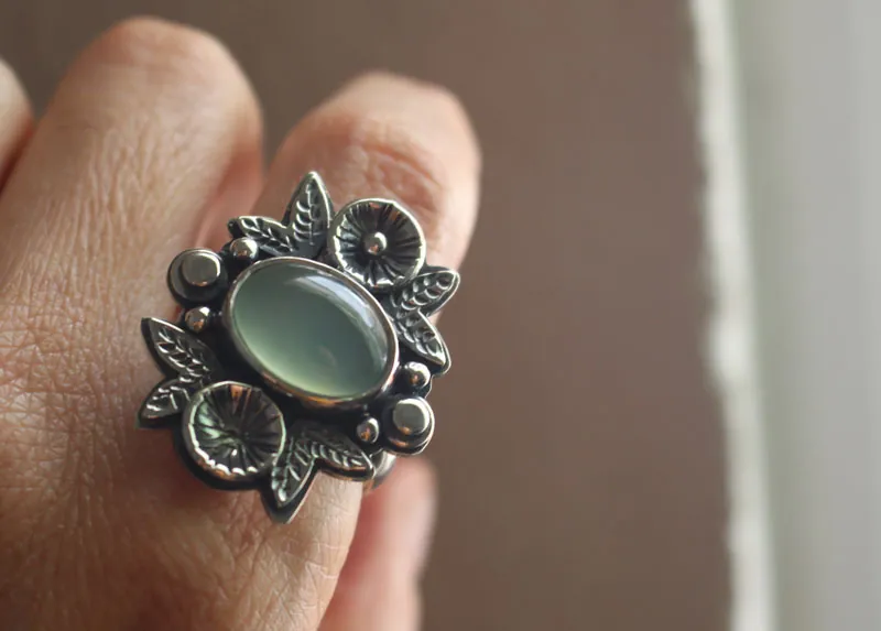 Fragancia después de la lluvia, anillo floral en plata y calcedonia