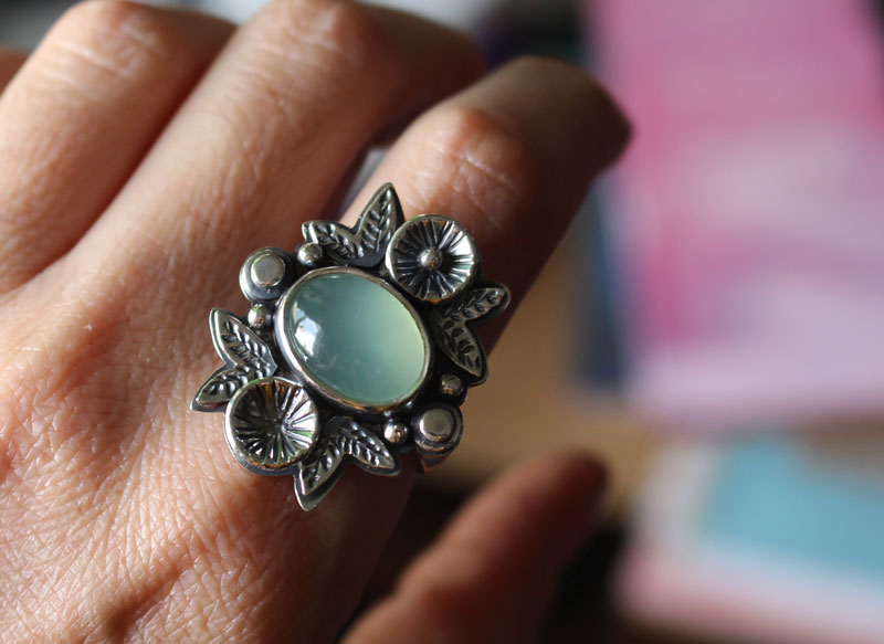 Fragancia después de la lluvia, anillo floral en plata y calcedonia