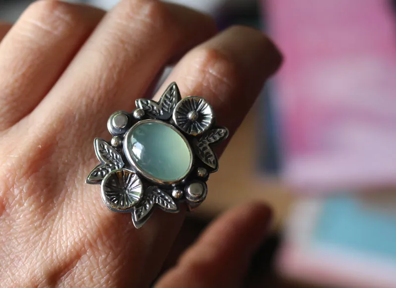 Fragancia después de la lluvia, anillo floral en plata y calcedonia