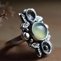 Fragancia después de la lluvia, anillo floral en plata y calcedonia