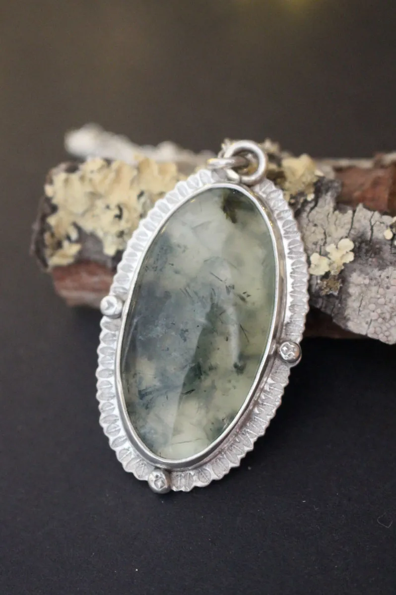 Fragmento de musgo, collar victoriano en plata y prehnita