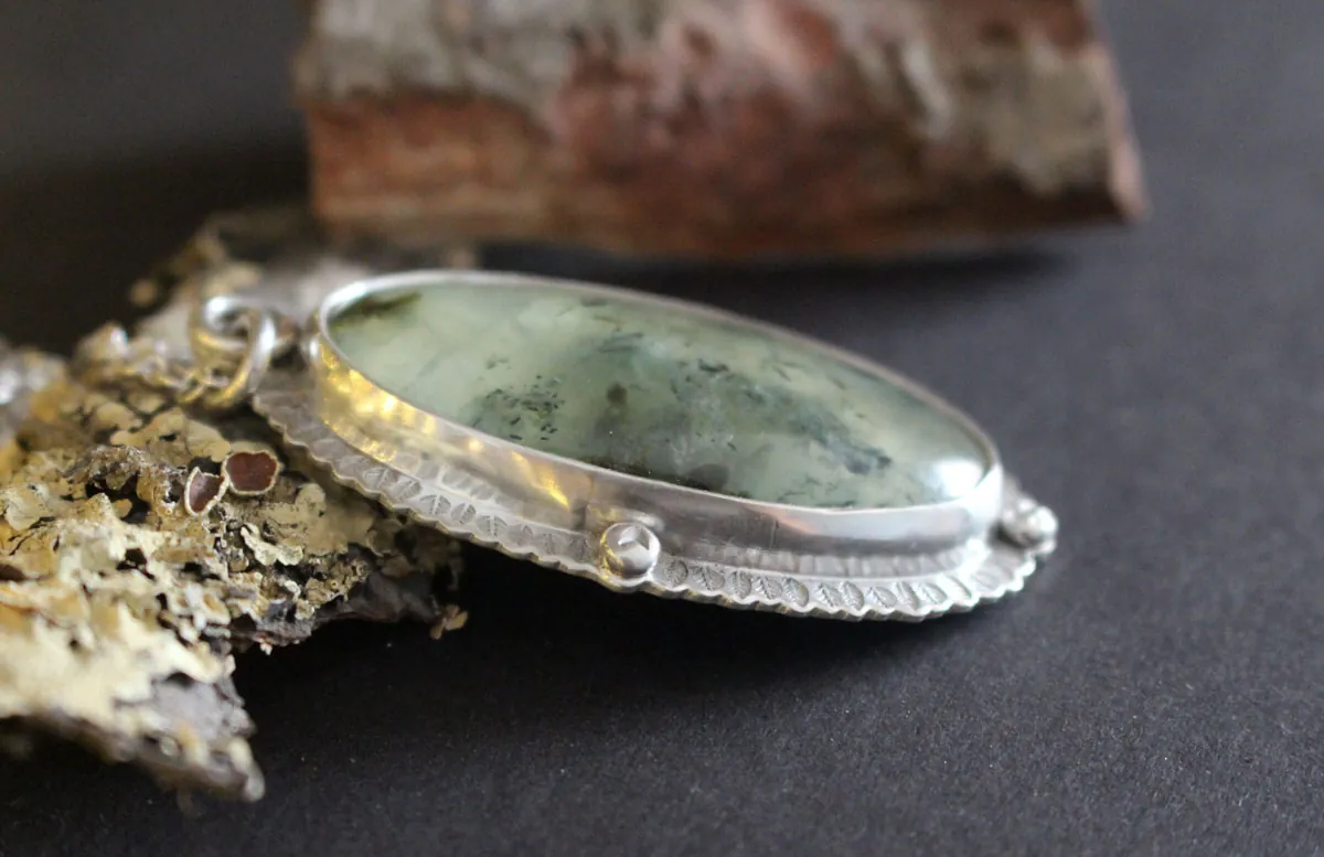 Fragmento de musgo, collar victoriano en plata y prehnita