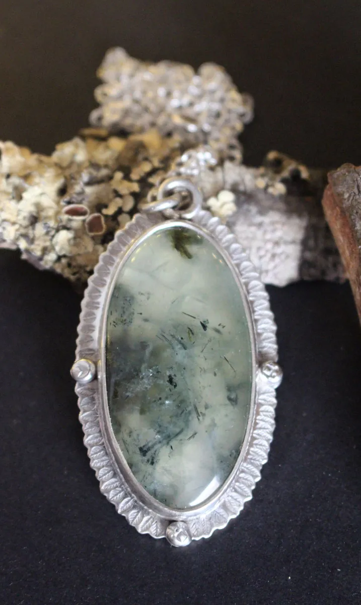 Fragmento de musgo, collar victoriano en plata y prehnita