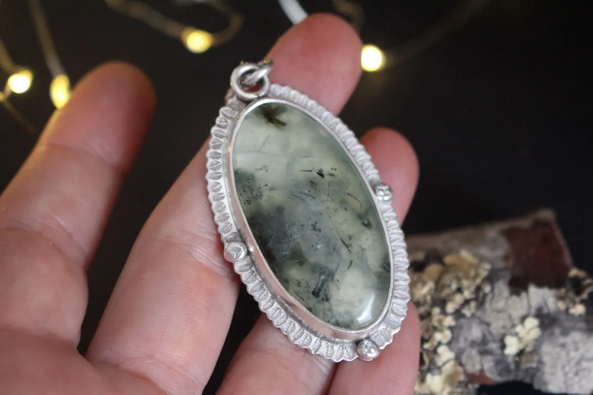 Fragmento de musgo, collar victoriano en plata y prehnita