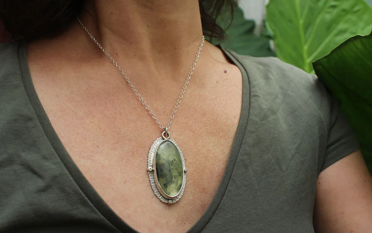 Fragmento de musgo, collar victoriano en plata y prehnita