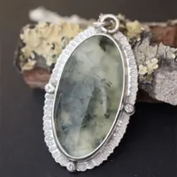 Fragmento de musgo, collar victoriano en plata y prehnita