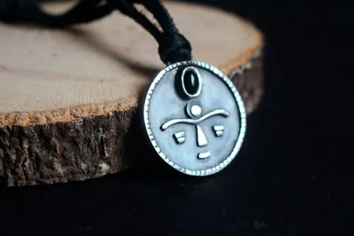 Gaia, collar máscara africana tribal en plata y ónix