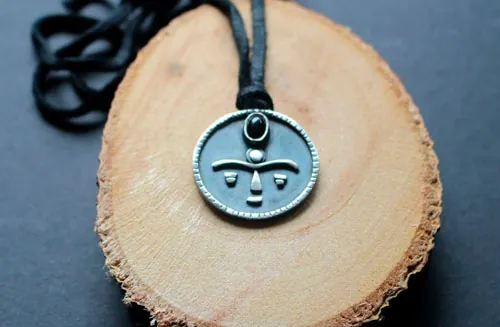 Gaia, collar máscara africana tribal en plata y ónix