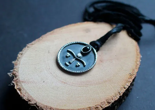 Gaia, collar máscara africana tribal en plata y ónix