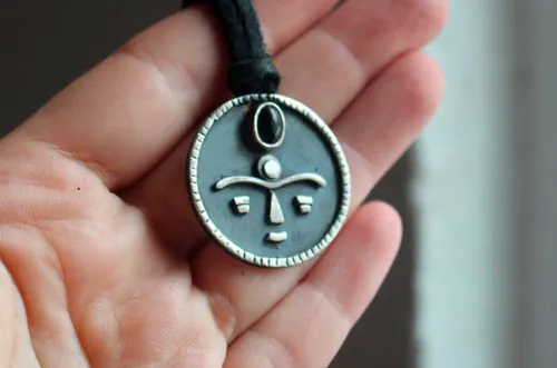 Gaia, collar máscara africana tribal en plata y ónix