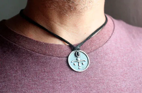 Gaia, collar máscara africana tribal en plata y ónix
