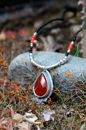 Garance, collar rojo de los tintoreros en plata, coral, ágata negra y cornalina