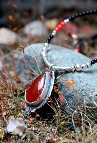 Garance, collar rojo de los tintoreros en plata, coral, ágata negra y cornalina