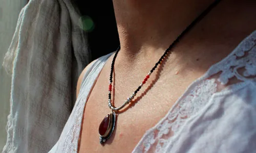 Garance, collar rojo de los tintoreros en plata, coral, ágata negra y cornalina