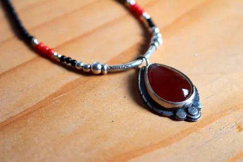 Garance, collar rojo de los tintoreros en plata, coral, ágata negra y cornalina