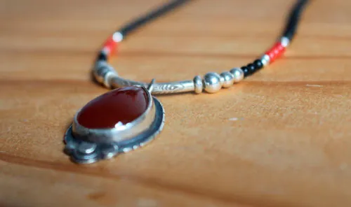 Garance, collar rojo de los tintoreros en plata, coral, ágata negra y cornalina