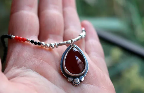 Garance, collar rojo de los tintoreros en plata, coral, ágata negra y cornalina