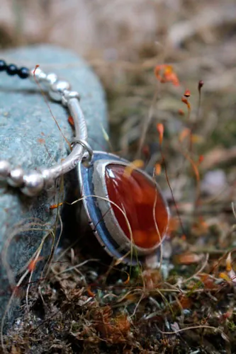 Garance, collar rojo de los tintoreros en plata, coral, ágata negra y cornalina
