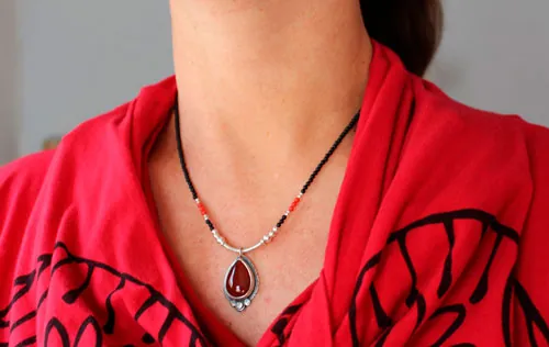 Garance, collar rojo de los tintoreros en plata, coral, ágata negra y cornalina