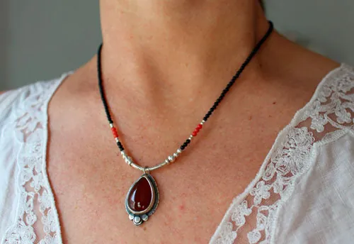 Garance, collar rojo de los tintoreros en plata, coral, ágata negra y cornalina