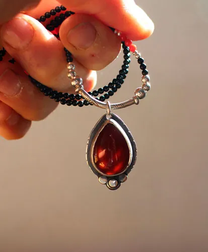 Garance, collar rojo de los tintoreros en plata, coral, ágata negra y cornalina