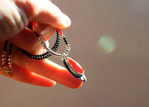 Garance, collar rojo de los tintoreros en plata, coral, ágata negra y cornalina