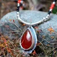 Garance, collar rojo de los tintoreros en plata, coral, ágata negra y cornalina