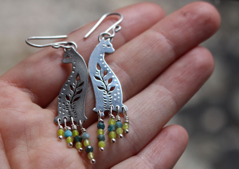 Gato del bosque, aretes guardián de la naturaleza en plata, ágata azul y ágata verde