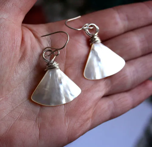 Geisha, aretes abanicos japoneses en plata y nácar