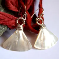 Geisha, aretes abanicos japoneses en plata y nácar