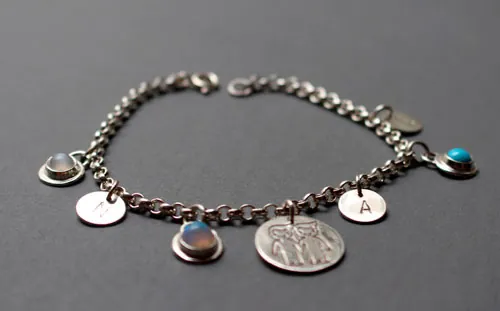 Genealogía, pulsera con piedras de nacimiento de una familia en plata, ópalo, turquesa y piedra de luna