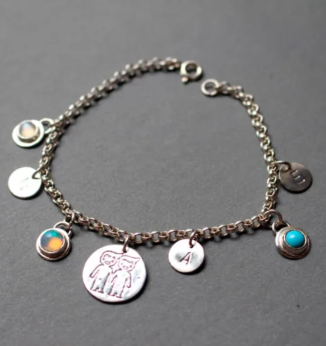 Genealogía, pulsera con piedras de nacimiento de una familia en plata, ópalo, turquesa y piedra de luna
