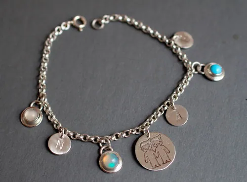 Genealogía, pulsera con piedras de nacimiento de una familia en plata, ópalo, turquesa y piedra de luna