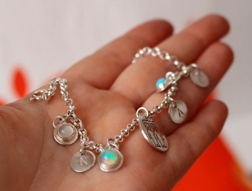 Genealogía, pulsera con piedras de nacimiento de una familia en plata, ópalo, turquesa y piedra de luna