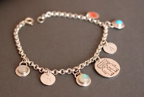 Genealogía, pulsera con piedras de nacimiento de una familia en plata, ópalo, turquesa y piedra de luna
