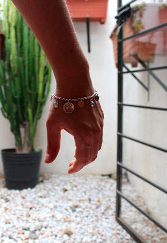 Genealogía, pulsera con piedras de nacimiento de una familia en plata, ópalo, turquesa y piedra de luna