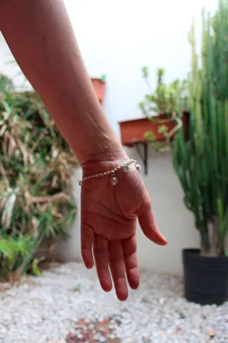 Genealogía, pulsera con piedras de nacimiento de una familia en plata, ópalo, turquesa y piedra de luna