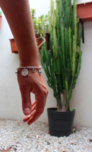 Genealogía, pulsera con piedras de nacimiento de una familia en plata, ópalo, turquesa y piedra de luna