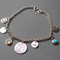 Genealogía, pulsera con piedras de nacimiento de una familia en plata, ópalo, turquesa y piedra de luna