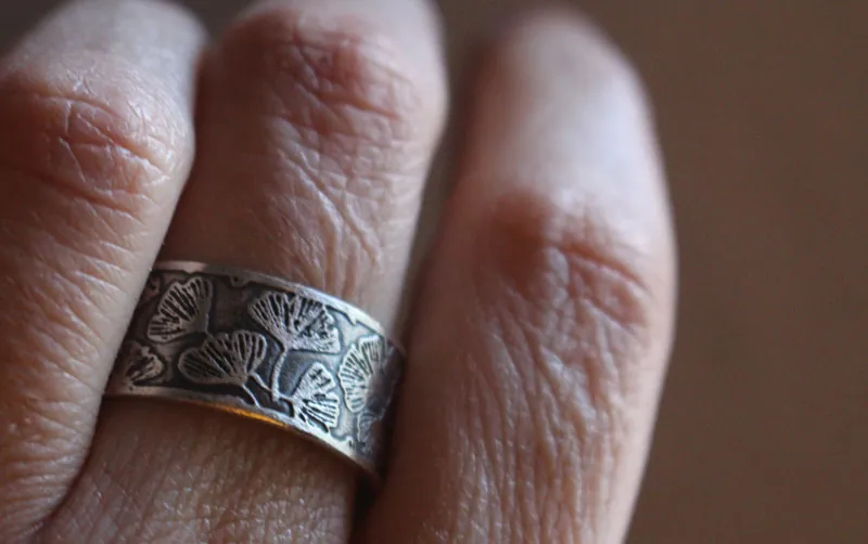Ginkgo, anillo de hojas japonesas en plata