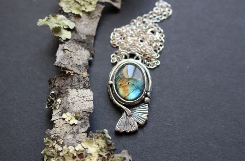 Ginkgo azul, collar hoja del cielo en plata y labradorita