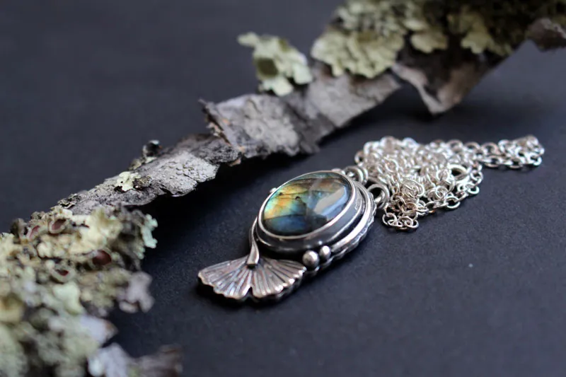 Ginkgo azul, collar hoja del cielo en plata y labradorita