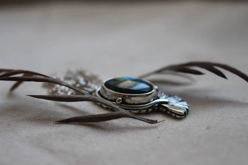 Ginkgo azul, collar hoja del cielo en plata y labradorita