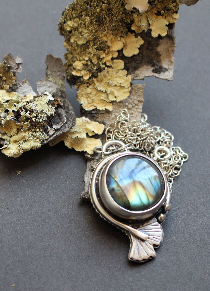 Ginkgo azul 2, collar hoja del cielo en plata y labradorita