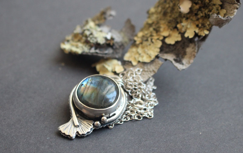 Ginkgo azul 2, collar hoja del cielo en plata y labradorita