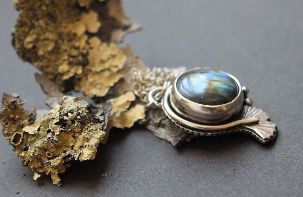 Ginkgo azul 2, collar hoja del cielo en plata y labradorita