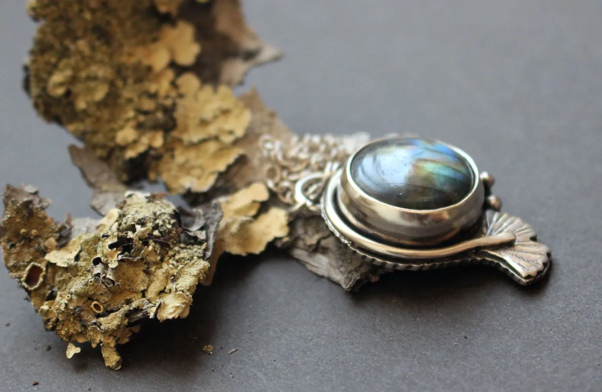 Ginkgo azul 2, collar hoja del cielo en plata y labradorita